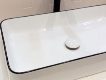 Projet de salle de bain terminé, du rose poudré, de la douceur…. des touches de noir pour la modernité, tout a été minutieusement étudié pour faire de cette...