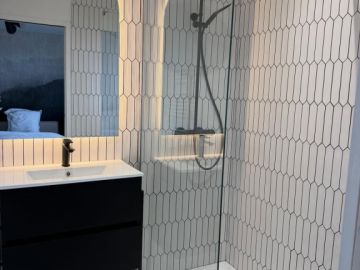 ✨Avant / Après ✨ Rénovation complète d’une salle de bain
AVANT:
Une salle d’eau fonctionnelle… mais sans identité.
Des volumes peu exploités, un carrelage...
