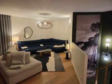 ✨Avant / Après - Aménagement d’un salon 

AVANT: Un salon sans réelle structure, potentiel inexploité
APRÈS: Un espace chaleureux, cohérent et confortable...