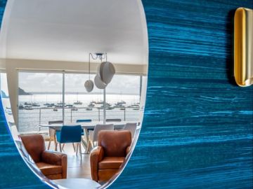 Suite du projet ✨ J’ai choisi un papier peint à l’aspect soie, dont les reflets et la profondeur de teinte viennent faire écho à l’environnement extérieur :...