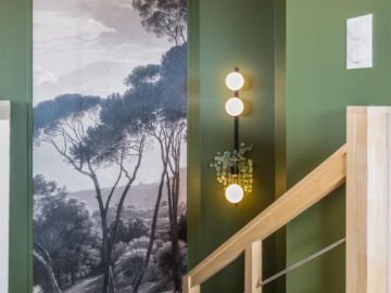 ✨Avant / Après ✨  Cet escalier n’était qu’un espace de circulation, blanc, neutre, sans véritable identité.
Mon objectif n’était pas simplement de le...