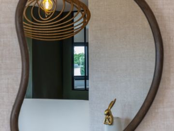 La beauté d’un intérieur ne réside pas seulement dans ce qu’il montre… mais aussi dans ce qu’il laisse deviner.
Un reflet. Une matière. Une lumière. Une...