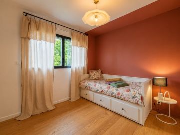 ✨ AVANT / APRÈS ✨

À l’origine, une pièce blanche, lumineuse mais qui manquait de personnalité et de chaleur.

L’idée était de créer une chambre douce,...