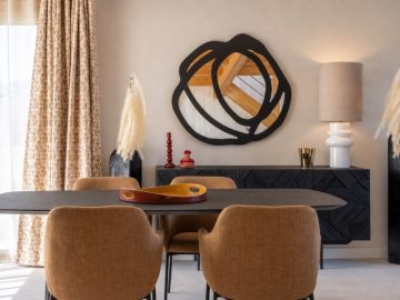 Dans ce projet j’ai joué avec les contrastes : la chaleur du bois existant sur les poutres , le mobilier noir qui vient structurer l’espace, des tonalités...